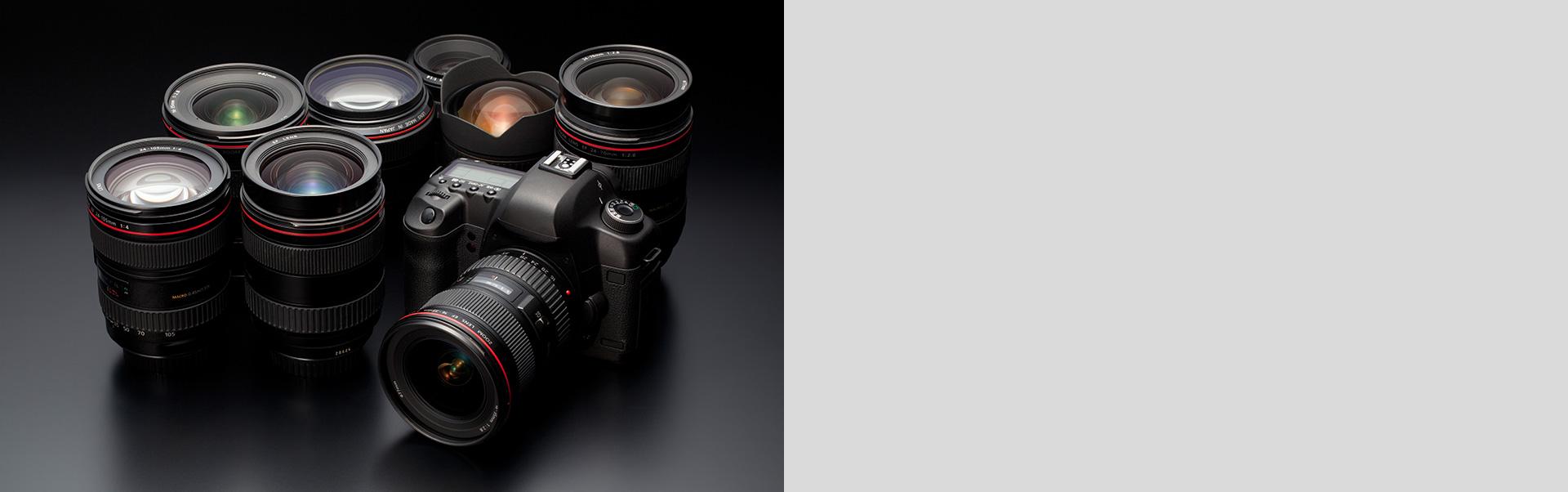 aparat fotograficzny z obiektywami